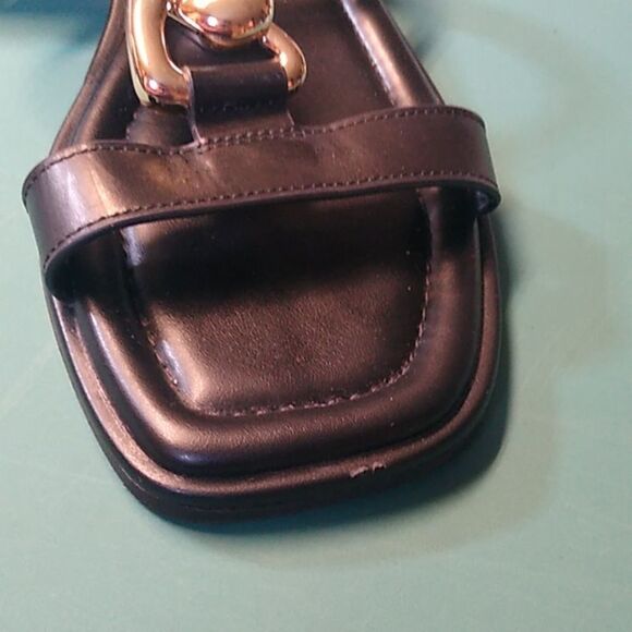 Aerosoles Elegant Black Leather Sandals with Gold Chain - Picture 2 of 6